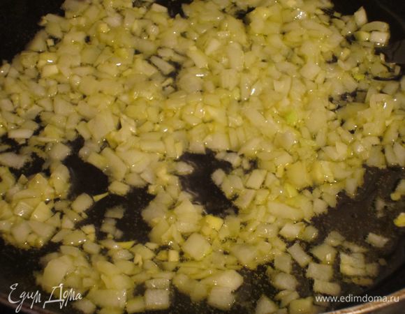 Лук и чеснок мелко порезать и обжарить на оливковом масле на слабом огне. 
