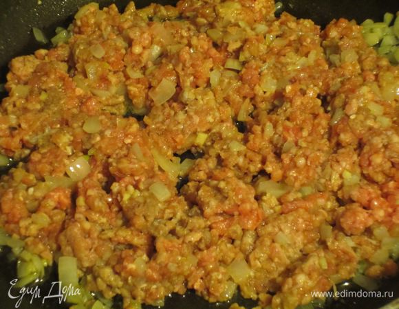 Добавить мясной фарш и обжарить на сильном огне 5 минут.