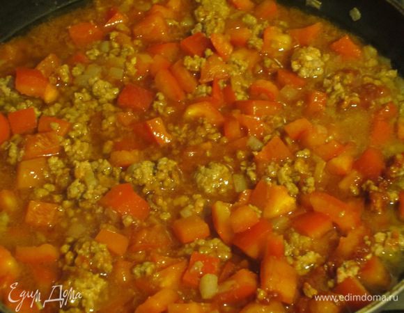 Добавить помидоры, красный перец, концентрат, разведённый в 1 половнике горячей воды, щепотку острого перчика и готовить на слабом огне 35 минут. Посолить по вкусу.