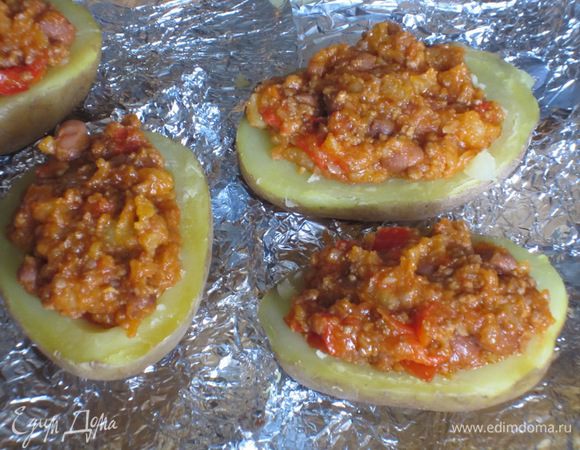 Выложить начинку в половинки картофеля  и запекать в разогретой до 200 ° C духовке под грилем 5 минут. Подавать сразу же! Приятного аппетита:)