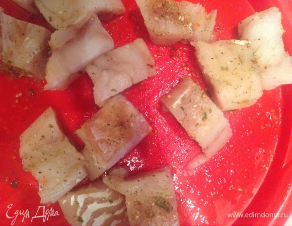 Треску разморозить, порезать на кусочки шириной 5 см, посолить, поперчить.