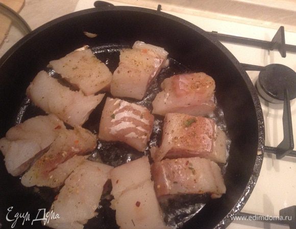 Треску обжарить на масле слегка, до легкого золотистого цвета.