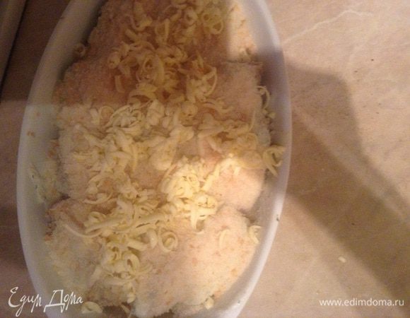 На подушку из лука выкладываем рыбу, поливаем её сметанной заправкой, сверху посыпаем сухарями. Холодное сливочное масло натереть на терке поверх сухарей. Отправить в разогретую до 200 градусов духовку на 10-12 мин. Приятного аппетита!