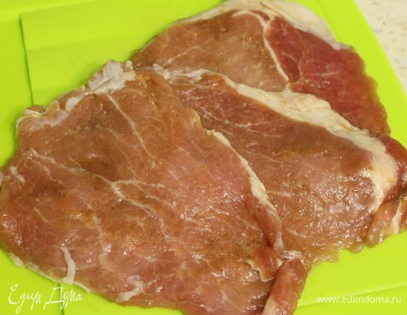 Филе свинины порезать на порционные пласты и хорошенько отбить. Смешать все ингредиенты для маринада и замариновать в них мясо в течение 2-4 часов.