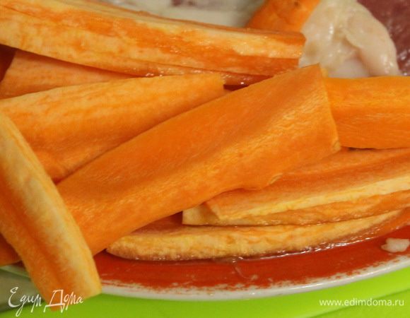 Морковь порезать брусочками. 
