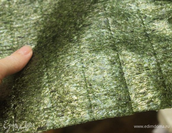 Лист нори порезать на 4-6 частей (все зависит от размера куска мяса, нужно чтобы водоросли были немного меньше мяса).