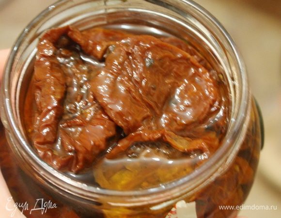 Вяленые помидоры откинуть на дуршлаг, чтобы стекло лишнее масло.