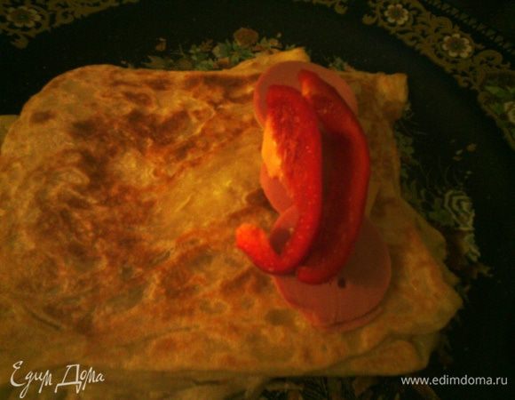 Заверните пару кусочков колбасы, сыра и сладкий перец в блин, можете эксперементировать. 