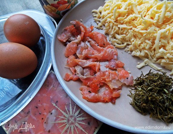 Сыр натираем, рыбку разбираем на кусочки (у меня в лимонном перце лосось). Укроп замороженный достала, хотелось сразу повторить!