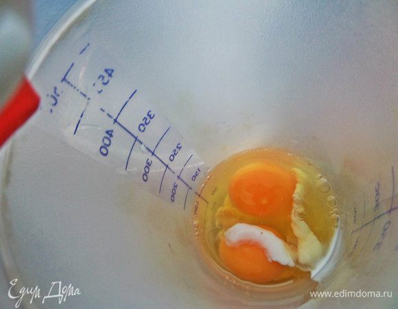 Вбиваем в шейкер яйца с молоком.