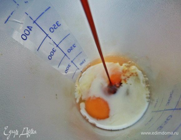 Вливаем соевый соус.