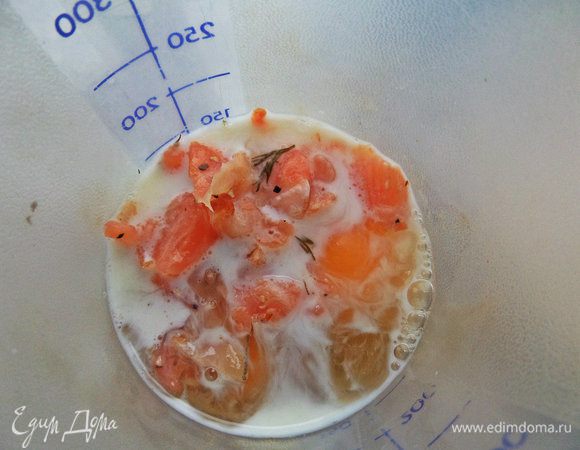 Добавим рыбку (примерно 1 ст.л) и укроп. Трясём закрытым шейкером.