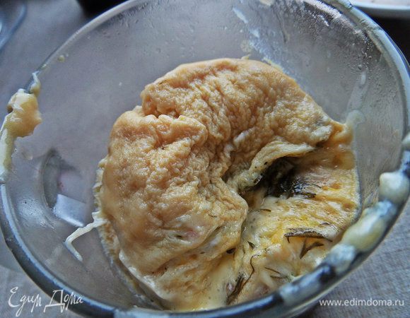 Ставила на максимум своей печки -750 W пока на минуту,посмотрела - серединка была ещё сырая, отправила обратно и омлет стал вылезать из кружки и я выключила. Омлет сразу успокоился и осел, был готов ровно за 2 минуты!