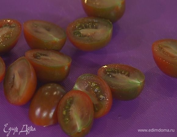 Помидоры разрезать пополам.