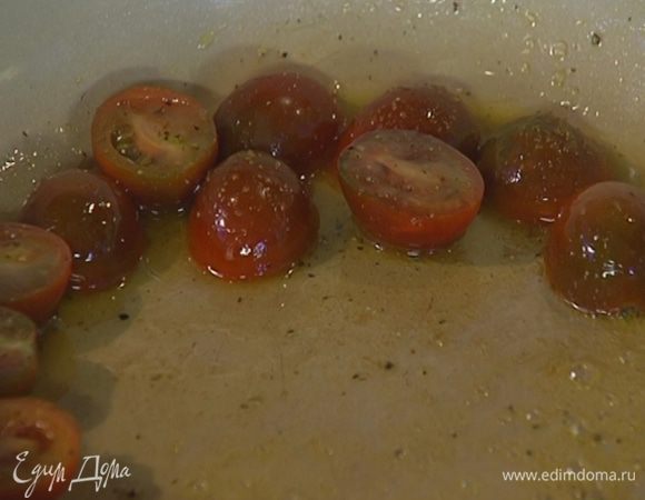 Разогреть в сковороде оливковое и сливочное масло, выложить помидоры посолить, поперчить, добавить сахар и немного прогреть.