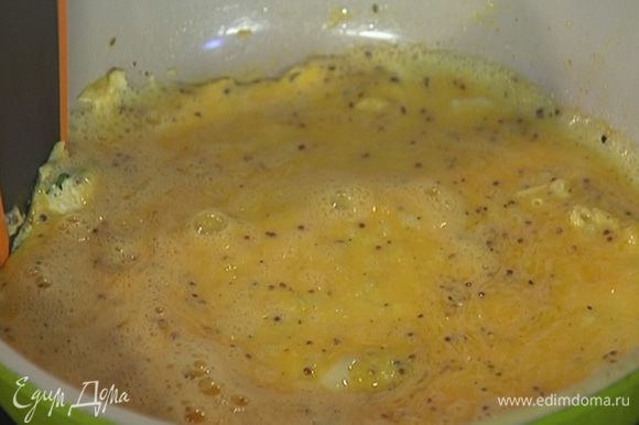 В сковороду, где жарились помидоры, вылить яичную массу и дать омлету схватиться, затем снять с огня.