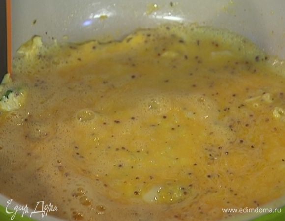 В сковороду, где жарились помидоры, вылить яичную массу и дать омлету схватиться, затем снять с огня.