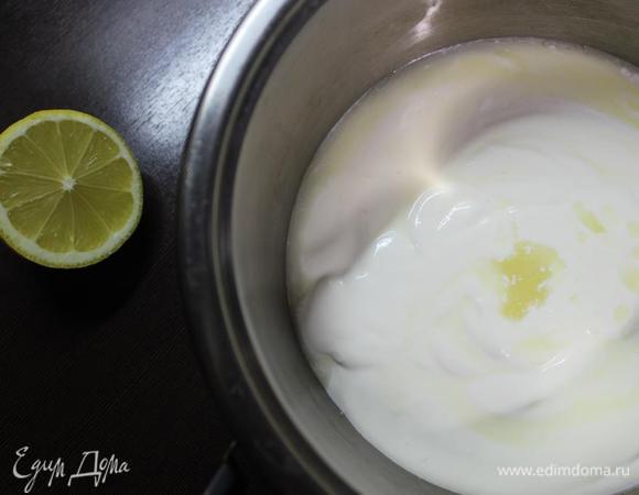 Сметану берем качественную и жирную. При выборе обращаем внимание на состав (в идеале: сливки, закваска) и срок хранения (чем меньше, тем лучше). Я беру жирностью не менее 26%.
Не обязательно делать из 400 гр сметаны, можно взять и 500, не меняя количества сока, просто у нас в основном упаковки по 400.
В кастрюльку выкладываем сметану, добавляем сок (2 ст.л. это приблизительно 1/2 небольшого лимона), перемешиваем и ставим на огонь.
