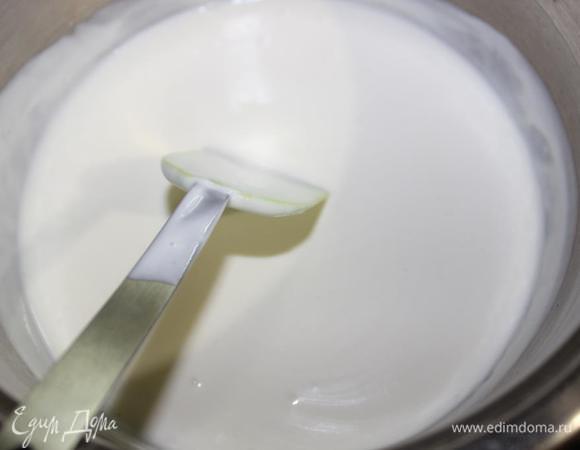 Помешивая, варим смесь на среднем огне минуты 3-5. Не кипятим! Сметана станет жидкой.
Снимаем с огня и остужаем. 