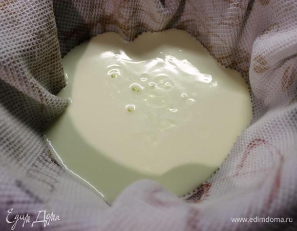 Делаем конструкцию из миски, дуршлага или сита и выкладываем в неё несколько слоев марли, а лучше всего вафельное полотенце (так потери будут минимальны). Выливаем сметану, накрываем крышкой и убираем в холод лучше на ночь.