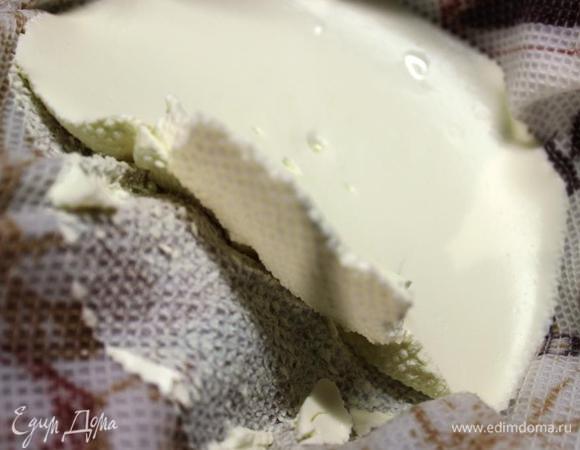 С утра получаем нежный сливочный сыр плотной консистенции и сыворотку (часть которой впитается в полотенце).

