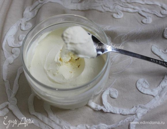 Перекладываем в емкость и используем по назначению!
Выход сыра из 400 г. сметаны - 240-270 г в зависимости от исходного сырья.
Мне обычно хватает этого количество для одного чизкейка, либо десерта типа тирамису на 4-х человек.