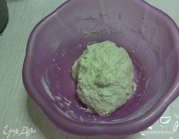 Готовим опару:
Опару лучше всего готовить с утра.
Тщательно смешиваем все ингредиенты, накрываем ёмкость пленкой и оставляем на 5 часов при комнатной температуре (примерно 24-26С)
Дольше 5 часов опару лучше не оставлять - может "перебродить". Если нет возможности сразу месить тесто - после 5 часов брожения уберите опару в холодильник