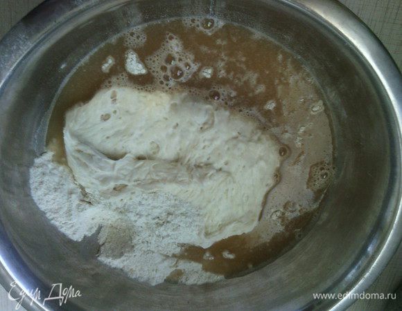 Тесто:
Воду смешайте с медом.
Просейте оба вида муки, добавьте отруби, соль, дрожжи, перемешайте. Добавьте опару и медовую водичку, замесите тесто.
Месить минут 10.