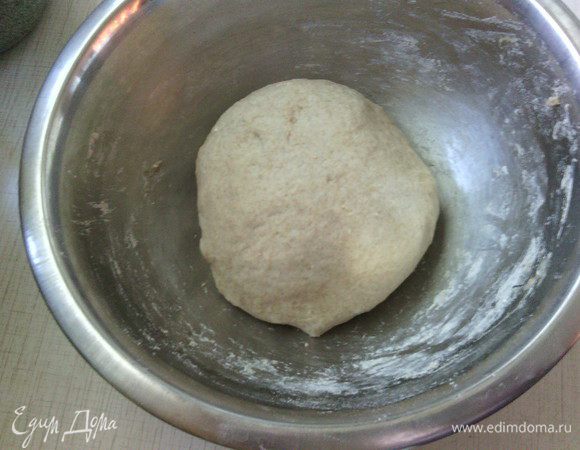 Готовое тесто положите в миску, накройте и поставьте в теплое место на 1,5-2 часа.
