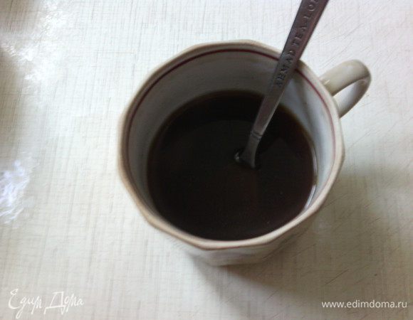 Приготовим заварку:
Солод и кориандр залить 2 ст.л. кипятка, размешать и остудить
(P.S. Если у вас нет солода, вместо него можно добавить 1,5 ч.л. какао - в этом рецепте солод в заварке нужен для придания темного цвета изделию)