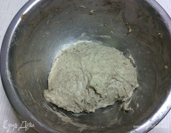 Тесто разделить на две части (одна большая, примерно 2/3, и маленькая - 1/3).
В большую часть добавить остывшую заварку и тщательно перемешать - получилось тёмное тесто.