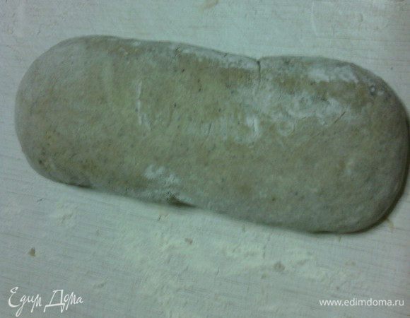 Работаем на столе, присыпанном мукой.
Тёмное тесто растянуть на столе в прямоугольник, от светлого теста отделить примерно треть, скатать в жгут и положить на край тёмного прямоугольника. Скатать тёмное тесто рулетом.