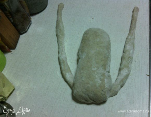 Из оставшегося светлого теста скатать 2 жгута и соединить их концами (или скатать один длинный и сложить пополам), прикрепить жгуты снизу на "торце" тёмного рулета.