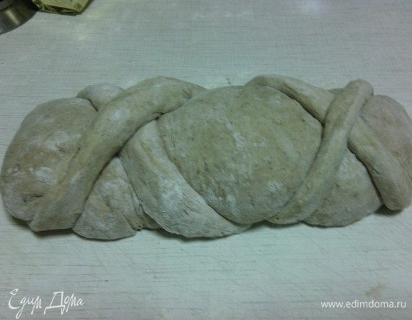 Обвязать нашу буханочку крест-накрест жгутами.
Положить в форму, прикрыть сверху полотенцем и оставить на расстойку на 40-50 минут.