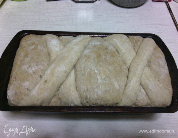 Духовку разогреть до 220С.
Ставим хлебушек в духовку, через 10-15 минут чуть уменьшить температуру до 200С. Общее время выпекания 30-40 минут (ориентируйтесь по вашей духовке).
Мой хлебушек выпекался 35 минут.