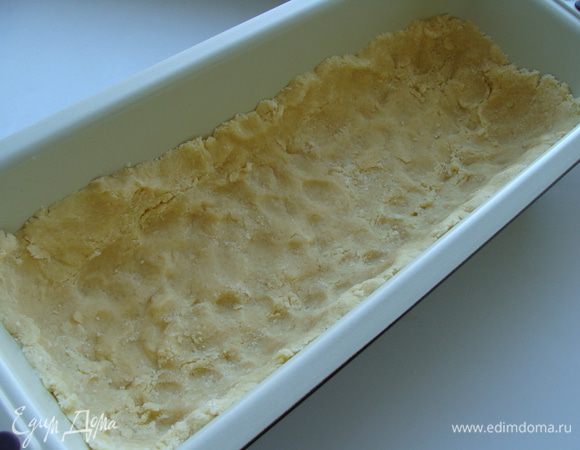 Приготовим песочное тесто. Можно сделать это быстрее, взяв готовое печенье 150 г и 60 г сливочного масла. Измельчить печенье и смешать его с маслом. 
Или приготовить песочную основу по рецептуhttp://www.edimdoma.ru/retsepty/67591-smetannyy-vanilnyy-chizkeyk-dlya-viki-pobeda
Я уменьшила количество ингредиентов из этого рецепта. Приготовила тесто, выложила в форму.