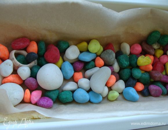 В разогретую до 180 гр. духовку ставим форму, в которую нужно положить фасоль или другой утяжелитель на пекарской бумаге.