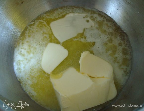 Приготовим ирис. В посуду с толстым дном выложить сгущенное молоко, положить масло. Варить на слабом огне, активно помешивая венчиком, пока масса не станет светло карамельного цвета. 