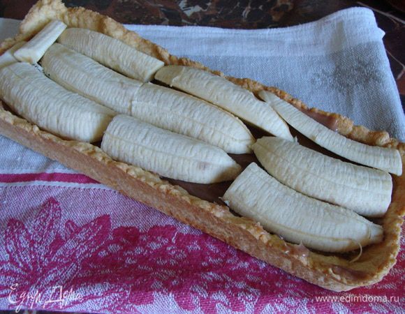 Бананы нарезать и выложить сверху ириса.