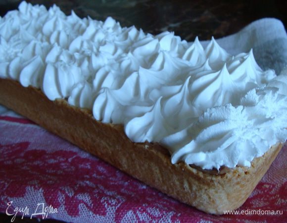 Сливки взбить, добавить ваниль, добавить лимонный сок. Выложить на бананы.