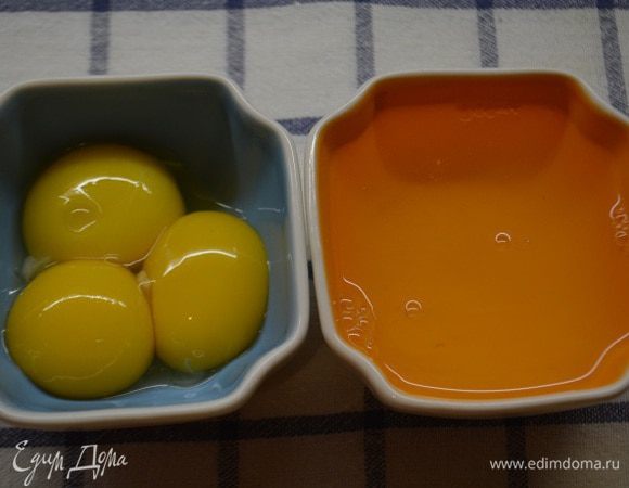 Яйца разделить на белки и желтки. Белки накрыть крышкой и убрать в холодильник.