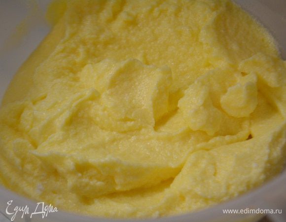 Мягкий маргарин растереть с сахаром. По одному добавлять желтки и мешать до однородности.