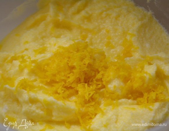 Творог перетереть через сито (я не перетерала, т.к. у меня кремообразный). С лимона снять цедру с помощь терки.
Добавить творог и цедру к основной массе. Перемешать.