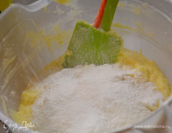 Всыпать просеянную муку и хорошо перемешать до однородности.