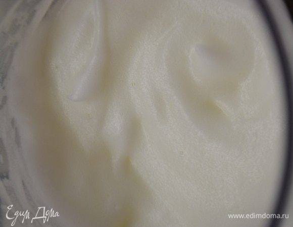 Достать белки из холодильника. И взбить миксером до устойчивых форм пик.