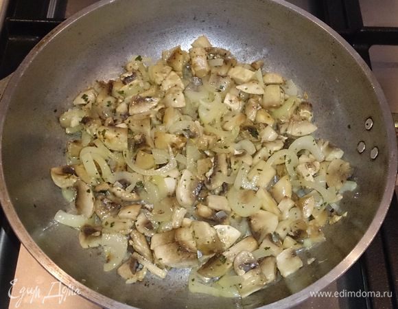 Лук и чеснок очистить. Лук нарезать полукольцами, а чеснок очень мелко порубить.  Шампиньоны промыть и высушить бумажным полотенцем. Нагреть сковороду растопить там сливочное масло, обжарить на нем чеснок и лук, затем добавить грибы, добавить петрушку, посолить, поперчить. 