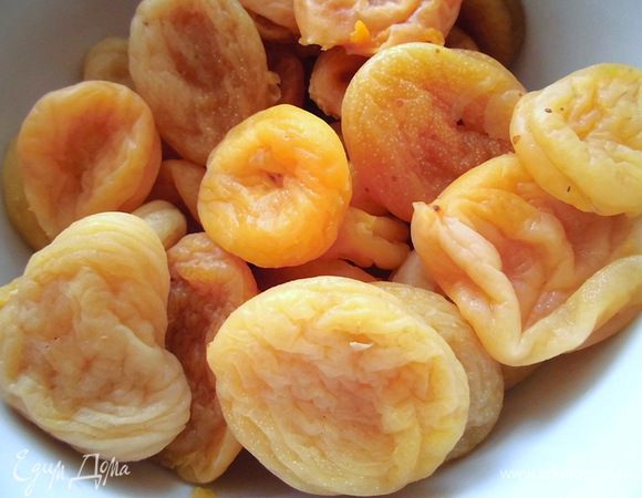 Сухофрукты замочить в холодной воде по отдельности. Курагу нужно замочить всю. В оригинальном рецепте использовалась крупная курага (я так предполагаю), у меня она была довольно мелкая, поэтому я взяла ее больше и потом взвесила. Получилось 120 г. Можно было взять и меньше, но я оставила всю)
