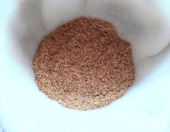 Льняное семя измельчить в кофемолке. Поскольку я использовала жмых, то просто растерла его в ступке.