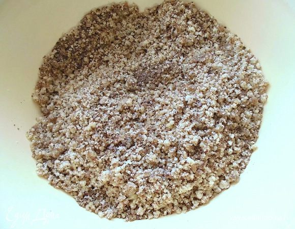 Орехи смолоть в мясорубке. Добавить к ним измельченный лён. 