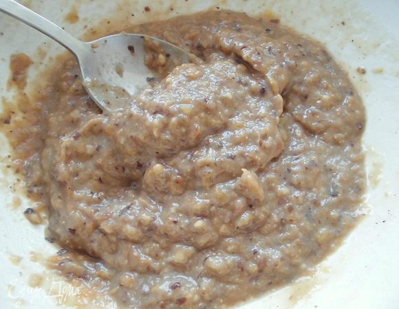 Слить воду с сухофруктов и промыть их. У фиников удалить косточки. Перемолоть изюм, финики, 5 штучек кураги (в моем случае 2/3 от всего количества, то есть 40 г) и полбанана. Добавить корицу по вкусу.